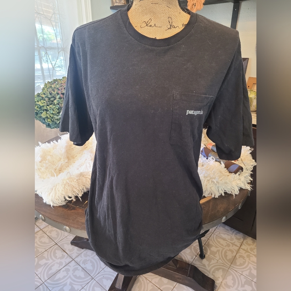 Patagonia - Black Graphic T-shirt - M